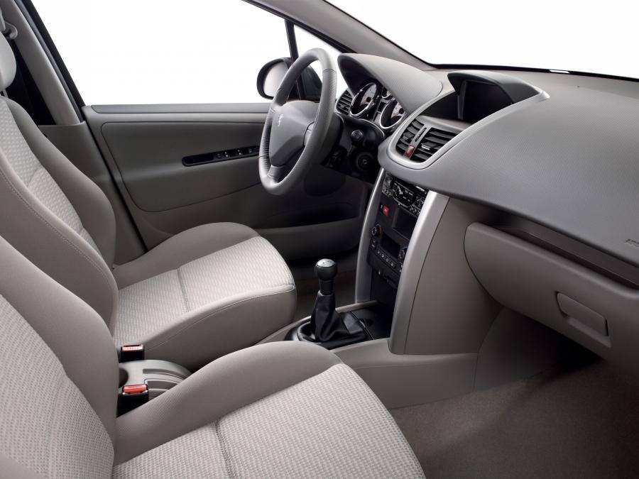  Peugeot 207 5-Door 2010 года  (фото 20 из 32)